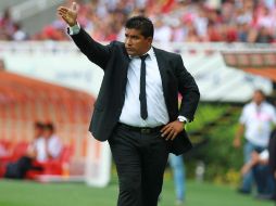 Apenas se pitó el final del Clásico Tapatío, Omar Asad desquitó su coraje contra el árbitro.  /