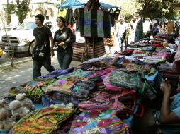ESPACIO CEDIDO. Comerciantes frente al ex Convento del Carmen, en el primer cuadro de la capital tapatía. EL INFORMADOR /