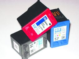 Vigilante. Ante el surgimiento de engaños, los expertos recomiendan usar estrategias de reconocimiento de autenticidad. ESPECIAL /