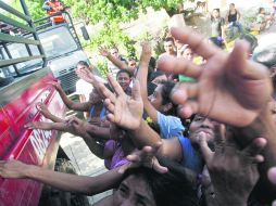 Habitantes de Cacahuatepec, en Acapulco, ruegan a los militares por ayuda humanitaria. AFP /