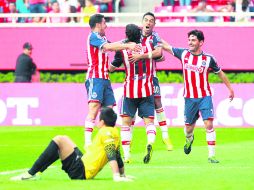 Fabián (10) se abraza con Aldo de Nigris, luego de la anotación del Guadalajara que firmó un empate a uno ante Atlas. EL INFORMADOR /