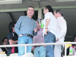 Jorge Vergara, dueño de Chivas, explica a sus acompañantes cómo vio el juego. EL INFORMADOR /