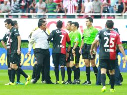 Los jugadores de Atlas salieron molestos por la decisión del silbante.  /