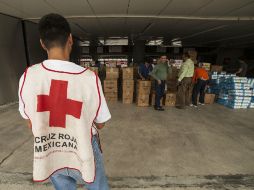 La sociedad también ha participado en la ayuda. En la imagen el club Chivas entregó apoyo a Cruz Roja para los damnificados. ARCHIVO /