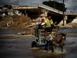 Damnificados en Guerrero necesitan cruzar ríos y calles inundadas para comunicarse con otras comunidades. SUN /