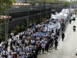 Los maestros de la CNTE salieron del Monumento a la Revolución a las inmediaciones de la terminal aérea. ARCHIVO /