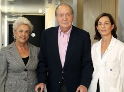 El Rey, de Don Juan Carlos, Pilar Muro (i) y la directora gerente del Hospital Quirón Madrid, Lucía Alonso. EFE /