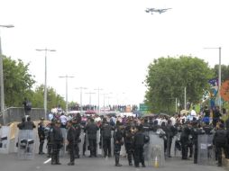 Integrantes de la Coordinadora Nacional de Trabajadores de la Educación, en las inmediaciones del AICM. ARCHIVO /