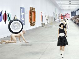 Una modelo desfila con una de las propuestas de la colección prêt-à-porter diseñada por el alemán Karl Lagerfeld para la firma. EFE /