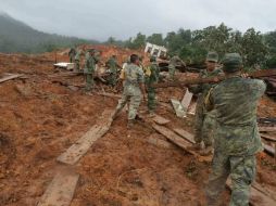 Elementos del Ejército aún continúan trabajando para encontrar a los cuerpos restantes del alud. ARCHIVO /
