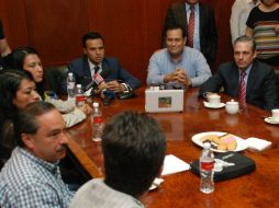 El edil se compromete a hacer operativos viales en el entronque de la carretera a Colotlán y Juan Gil Preciado. ESPECIAL /