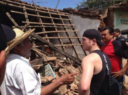 Saúl Álvarez recibe explicaciones durante su visita a Guerrero. ESPECIAL /