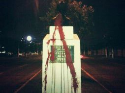 Foto del busto pintado de color rojo, como si fuera sangre. ESPECIAL /