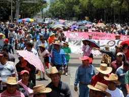 Maestros de la CNTE se manifiestan en los carriles centrales de la avenida Paseo de la Reforma. ARCHIVO /