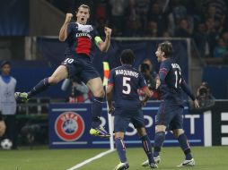 Zlatan Ibrahimovic (saltando) comandó al cuadro parisino en una fácil victoria en la Champions League. AP /