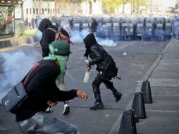 Aventaron piedras, palos, botellas, gas pimienta y petardos SUN /