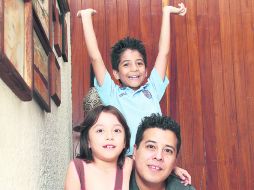 Rafael creó Paleta amarga para que sus hijos, Rafael, de siete, y Regina, de ocho años, sepan que no hay que permitir el abuso. EL INFORMADOR /