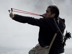 Un manifestante dispara con una resortera, durante la marcha del 2 de octubre. AFP /