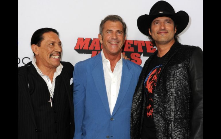 Los actores Danny Trejo, Mel Gibson y el director Robert Rodriguez en la premier. ARCHIVO /