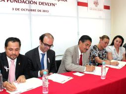El alcalde Ramiro Hernández firma el convenio con la Fundación Devlyn.  /