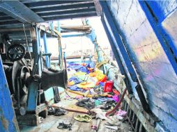 Algunas de las pertenencias que traían los indocumentados se observan en un barco atracado en el muelle de Lampedusa. EFE /
