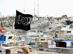 Una bandera con la palabra verguenza ondea en la costa italiana de Lampedusa. AFP /