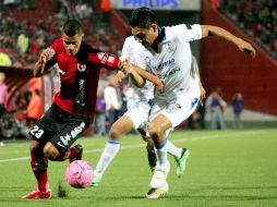 Richard Ruiz (i) disputa el balón con Dionicio Escalante (d). EFE /