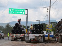 La Comisión Nacional del Agua (CNA) inició los trabajos de entubamiento para sacar el agua que inundó Tixtla. NTX /
