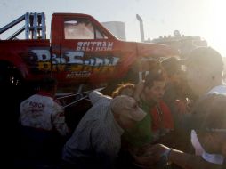 Un MonsterTruck pasaba sobre vehículos chatarra cuando se desvió hacia un graderío y arrollo a decenas de personas. NTX /