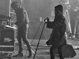 Crystal Castles, un dúo que trasciende los sonidos de manera oscura y atractiva a la vez, se presentó tras haber cancelado en abril. ESPECIAL /