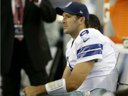 Tony Romo lanzó para más de 500 yardas pero una intercepción le costó la derrota ante los Broncos. AP /
