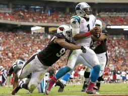 Los defensas de los Cardenales estuvieron encima de Cam Newton, forzándolo a cometer errores. AP /