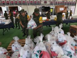 El Zócalo capitalino se encuentra ocupado por el centro de acopio a causa de los afectados por la tormenta ''Manuel''. ARCHIVO /