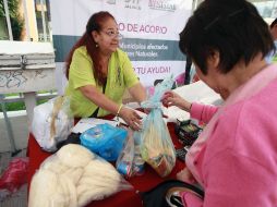 Voluntarios, funcionarios y autoridades piden más apoyo ciudadano para armar despensas, pues éste ya es mínimo. ARCHIVO /