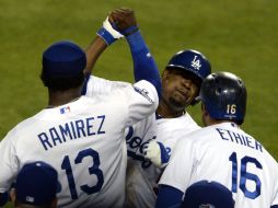 El jugador de los Dodgers de Los Ángeles, el dominicano Juan Uribe (c), es felicitado por sus compañeros después de batear un imparable EFE /