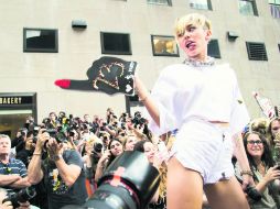Miley con su nuevo fetiche, la mano de espuma. EL INFORMADOR /