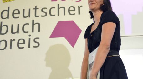 La escritora húngara Terezia Mora recibe en Fráncfort el Deutscher Buchpreis de 2013. EFE /