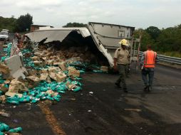 En la zona de los carriles se realizaron trabajos para evitar un derrame mayor. ESPECIAL /