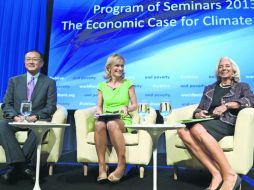 El presidente del Banco Mundial, Jim Yong Kim, la moderadora Kathrine Switzer y la directora gerente del FMI, Christine Lagarde. EFE /