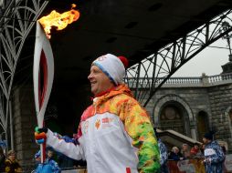 Aquí uno de los 14 mil relevistas que portarán el símbolo olímpico. AFP /