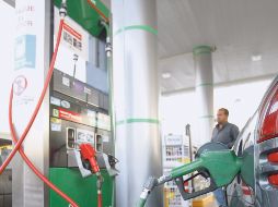 Entre los productos con precios al alza en septiembre está la gasolina de bajo octanaje. ARCHIVO /