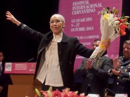 La coreógrafa Gladiola Orozco abre la edición del festival al recibir la presea FIC 2013. SUN /