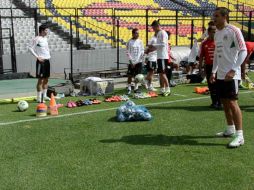 Vista de los jugadores mexicanos durante el entrenamiento en la cancha del Azteca. TOMADA DE @miseleccionmx  /