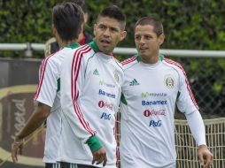 Oribe Peralta y Javier Hernández podrían ser la dupla ''matona'' contra los centroamericanos. AFP /