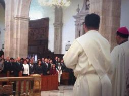 El gobernador compartió en su cuenta de Twitter una imagen de la ceremonia religiosa. Imagen: @GoberDuarte ESPECIAL /