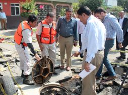 El alcalde Ramiro Hernández visita la zona que fue afectada por las lluvias recientes.  /