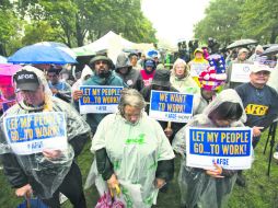 Empleados de la administración federal de Estados Unidos protestan a las afueras del Capitolio por el paro parcial de actividades. EFE /
