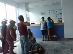 El parto de la mujer en el suelo del hospital de Tehuacán fue captado en video y ''subido'' a YouTube. ESPECIAL /