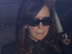 La presidenta de Argentina, Cristina Fernández, a su llegada al hospital antes de ser operada. AP /