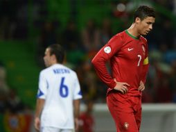 Cristiano Ronaldo muestra frustración al no poder lograr la victoria con su selección. AFP /